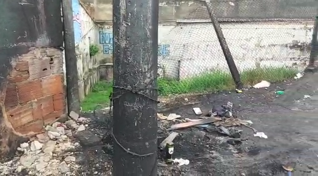 Morador em situação de rua morre após ser torturado, amarrado em poste e ter corpo queimado em BH